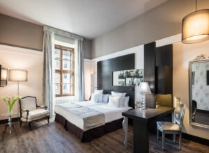 Pokoj se stolkem, zidlemi a zrcadlem v hotelu Barcelo