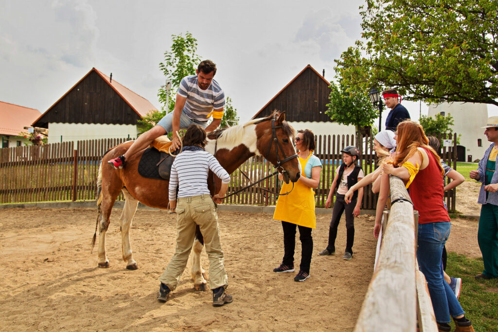 Horseback riding in the corral at the Bukovany heptathlon
