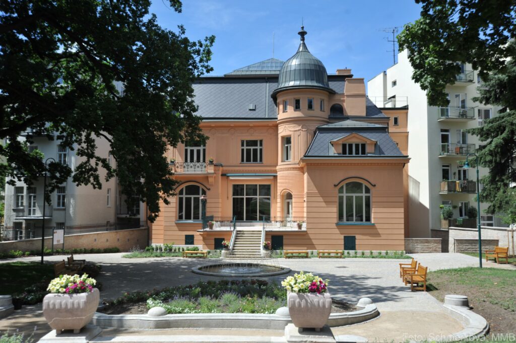 Front view of Villa Löw Beer, with fountain in foreground