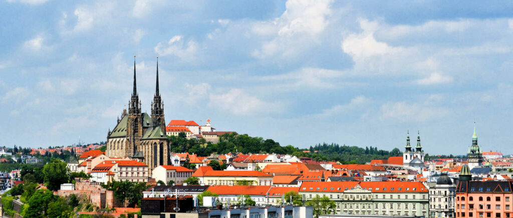 Pohled na cele Brno s Petrovem i Spilberkem